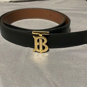 Burberry belt medium os great condition 10/10 reversible belt